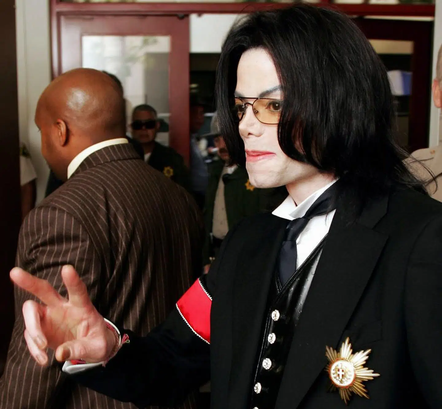 Her ankommer Michael Jackson til retten den 28. februar 2005. Han blev frifundet for alle anklager om misburg mod en 13-årig dreng.