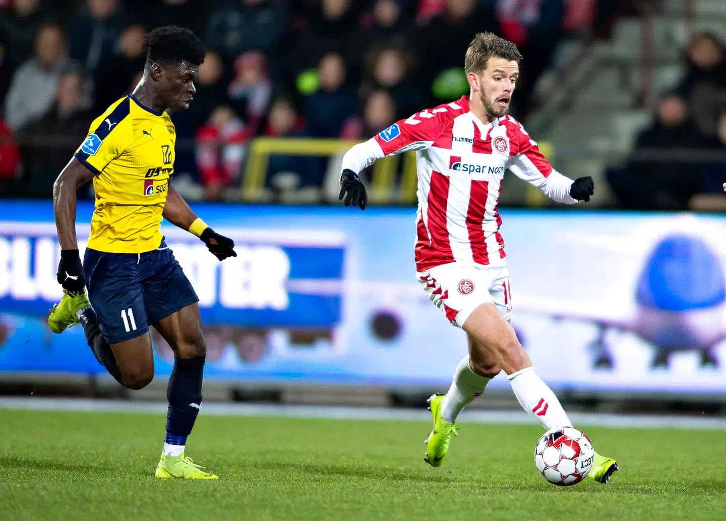 AaB har en købsoption på Lucas Andersen, der stadig ejes af den schweiziske klub Grasshoppers. Her dribler Lucas Andersen forbi Emmanuel Sabbi i fredag aftens uafgjorte Superliga-kamp mod Hobro.