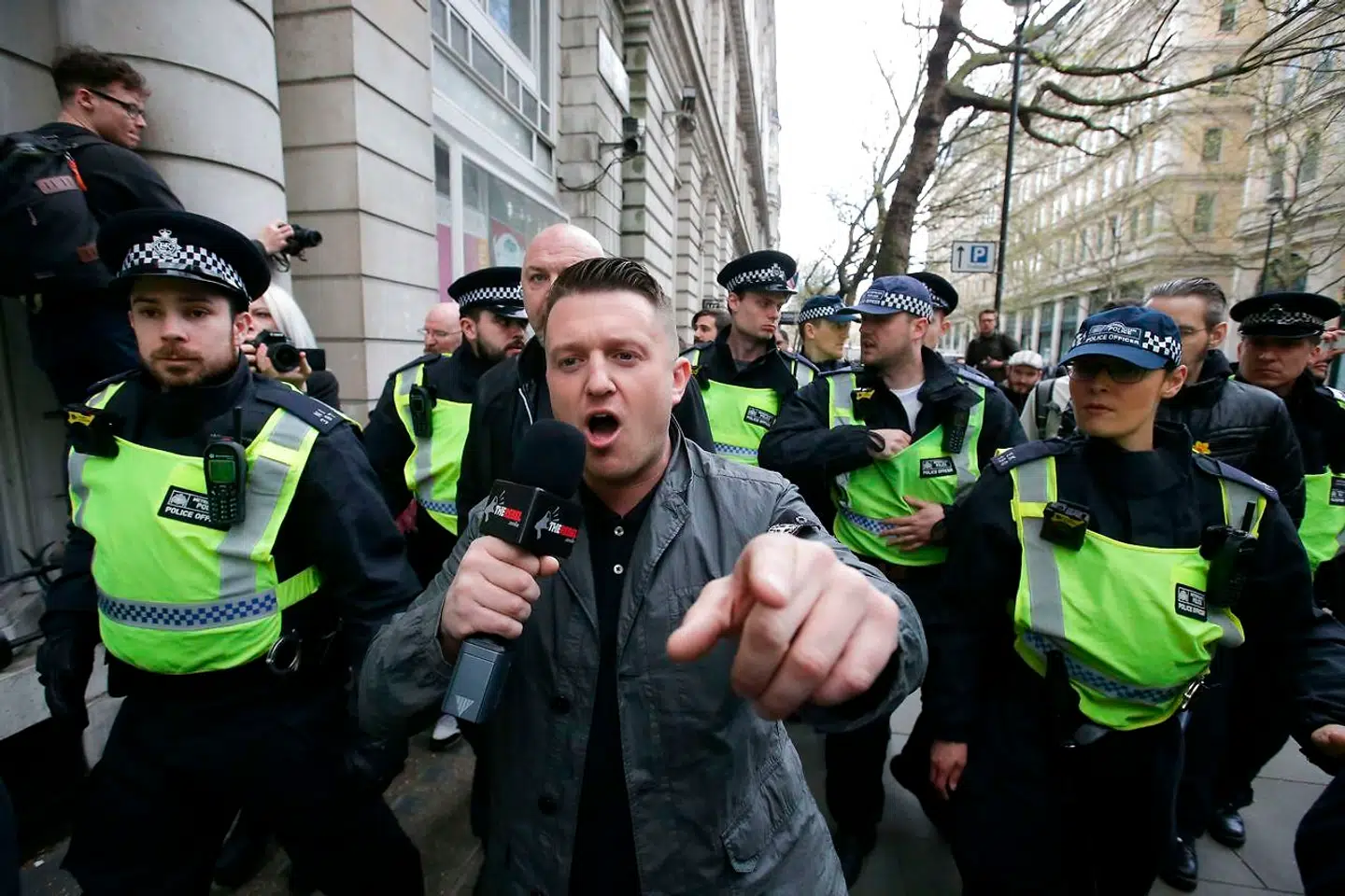 Tommy Robinson er bortvist fra Facebook. Her ses han under en demonstration i 2017.