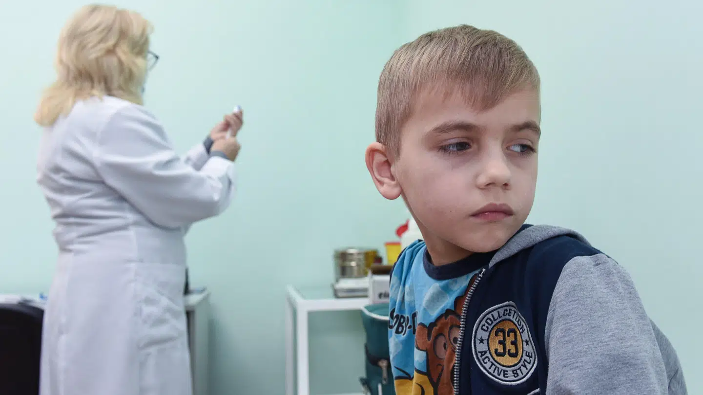 Et barn vaccineres i Ukraine, hvor der er særligt mange tilfælde af mæslinger.