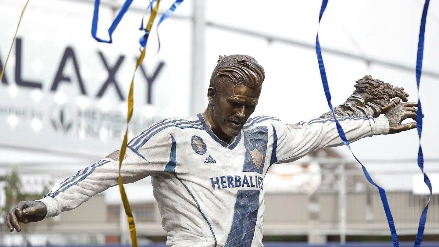 Den nyopførte statue af David Beckham.