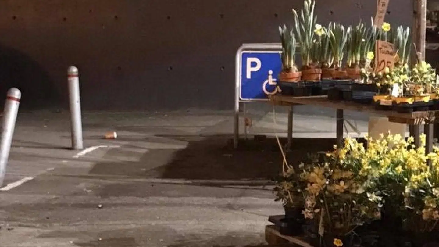 Parkeringspladsen ved Meny Bagsværd, hvor handicapparkeringen var spærret af blomstervogne.