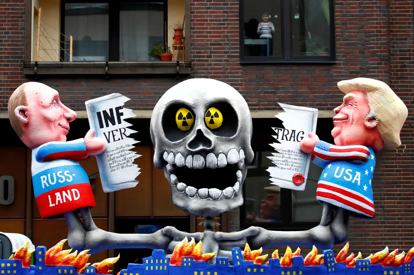 To figurer, der forestiller Vladimir Putin og Donald Trump, river her den historiske INF-våbenaftale midtover. Wolfgang Rattay/Reuters