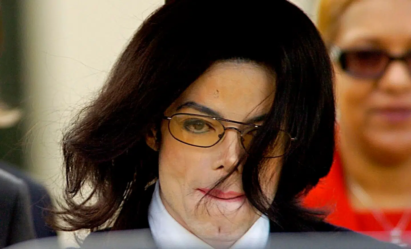 Michael Jackson forlader retten i 2005, hvor sangere var anklaget for misbrug af børn.