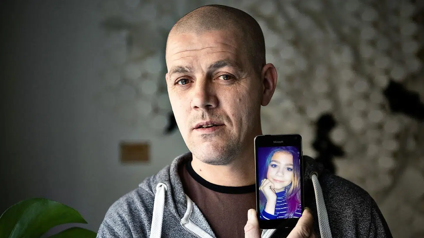 Nikolaj fremviser et billede af datteren Liv, der var et af de to dødsofre fra hændelserne i lejligheden på Østerbro i København den 10. marts sidste år. Liv døde ikke den pågældende aften, men pådrog sig en alvorlig hjerneskade, der for halvanden måned siden blev hendes endeligt.