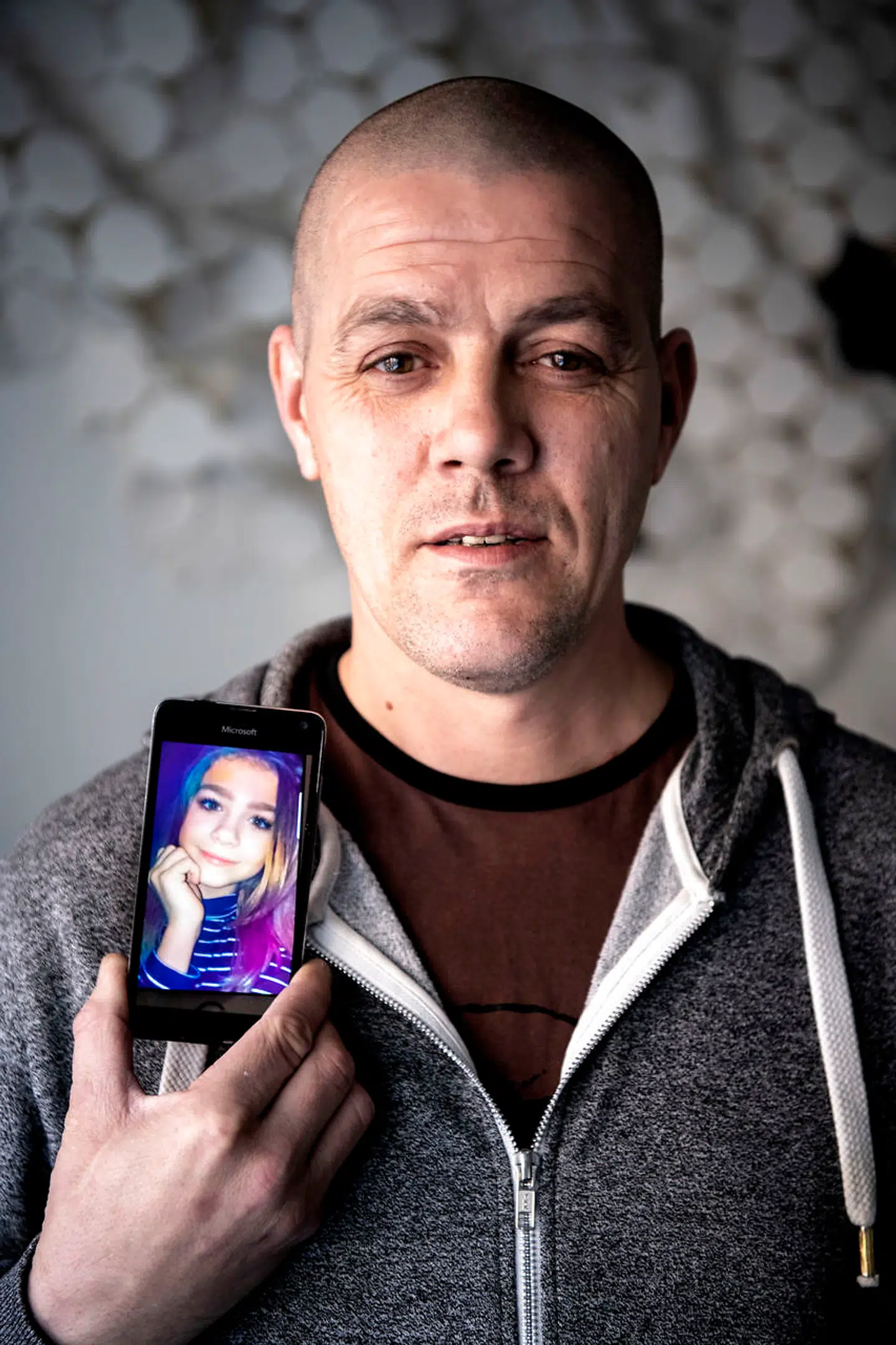 Nikolaj fremviser et billede af Liv på sin telefon.
