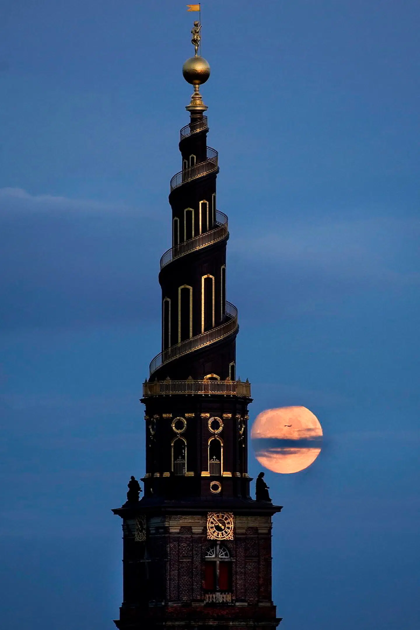 Liv havde folkeregisteradresse i Vor Frelser Sogn i København, da hun døde, og derfor blev sognepræst Marlene Lindsten fra Vor Frelser Kirke indsat som mægler i konflikten mellem Nikolaj på den ene side og Livs mor og mormor på den anden.