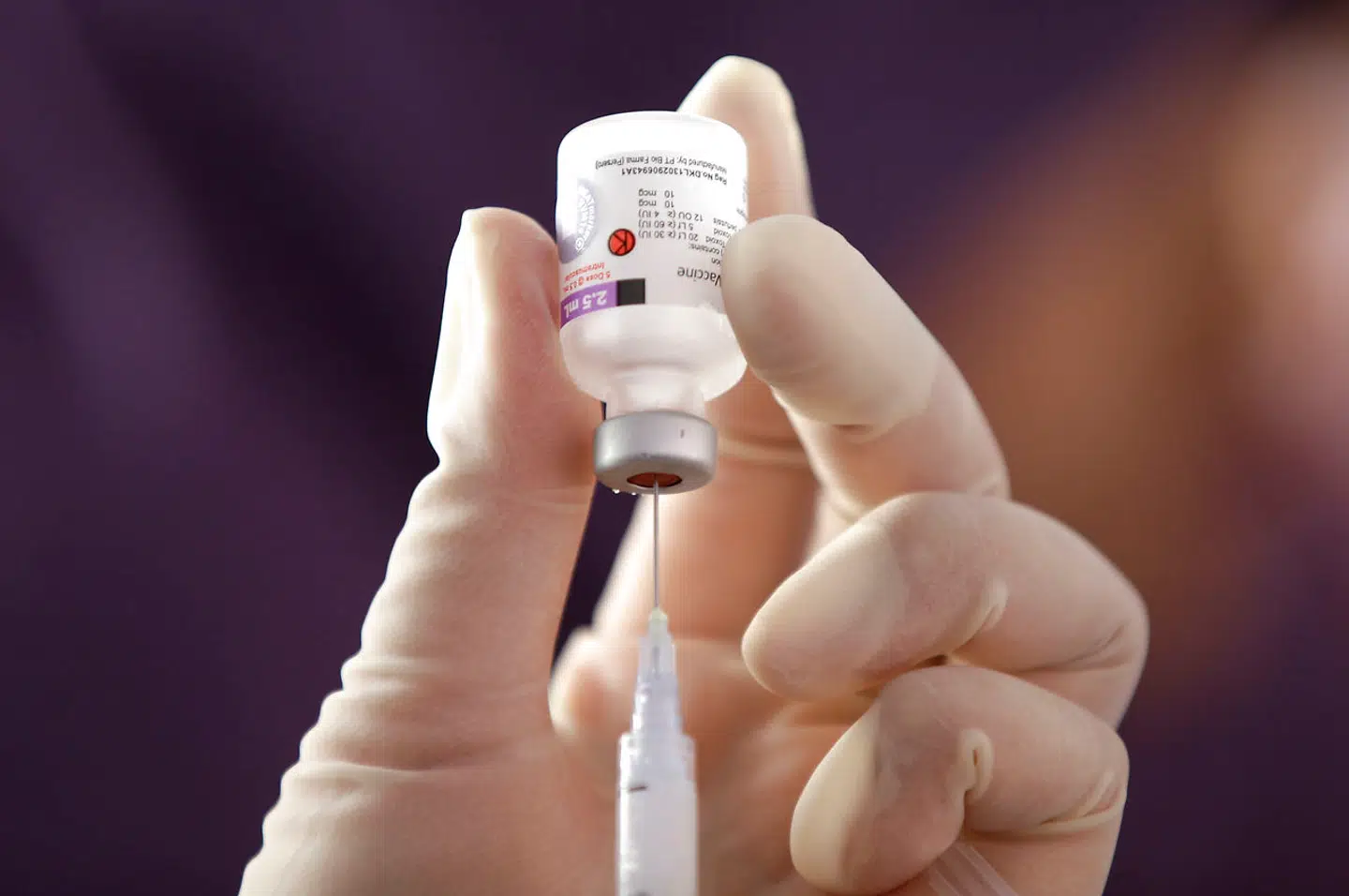 Den italienske regering har fredag vedtaget en ny lov, der gør, at et barn skal have en række vaccinationer for at få lov til at starte i skole. Loven gør vacciner, der før blot blev anbefalet, obligatoriske. Helt konkret skal et barn være vaccineret for 12 forskellige sygdomme, før barnet kan blive skrevet op til offentlig børnepasning og folkeskole, inden det fylder seks år. Efter barnet er fyldt seks år kan forældrene få bøder, hvis barnet ikke er blevet vaccineret. Den nye lov kommer efter et udbrud af mæslinger i landet. (AP Photo/Achmad Ibrahim/Arkiv)