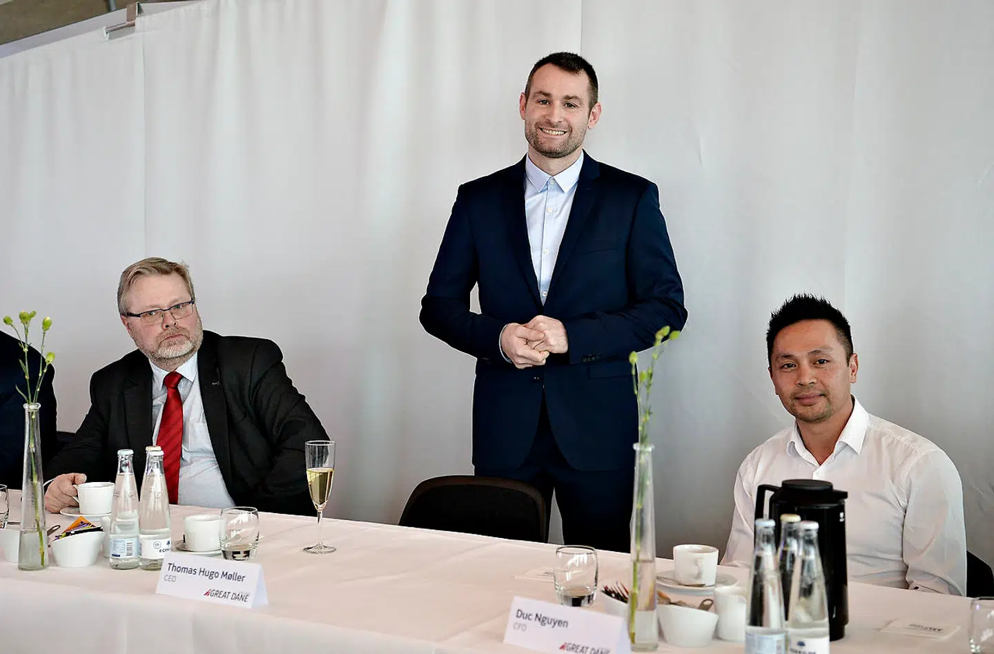 Her ses de to mænd bag selskabet Great Dane Airlines, Thomas Hugo Møller og Huy Duc Nguyen. Den sidste er havnet i modvind, efter Nordjyske har afsløret ham i massivt cv-fup.