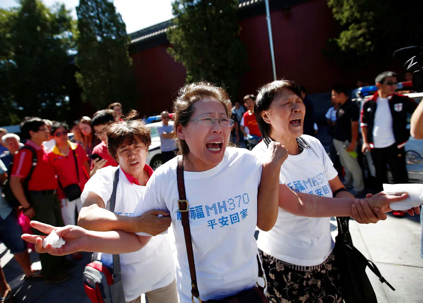 Familiemedlemmer af passagerer ombord på Malaysia Airlines Flight MH370, græd da de var samlet for at bede ved Yonghegong Lama-templet i Beijing 8. september 2014 på halvårsdagen for flyets forsvinden.