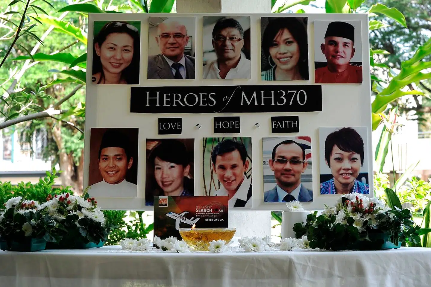 En plakat, der viser kabinepersonale fra Malaysia Airlines-flyvningen MH370, vises under en bøn på en skole i Petaling Jaya den 8. marts 2016. Malaysia og Australien sagde, at de forblev "håbfulde" for at løse mysteriet om flyvningen MH370
