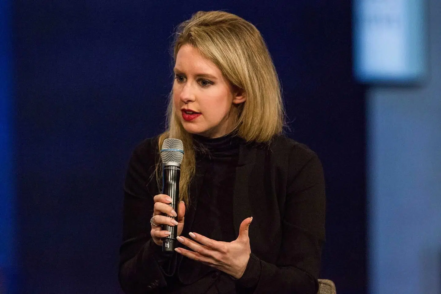 Elizabeth Holmes taler ved Clinton Global Initiative-konferencen i New York den 29. september 2015. På det tidspunkt var hun stadig en lysende stjerne og succesrig erhvevskvinde.
