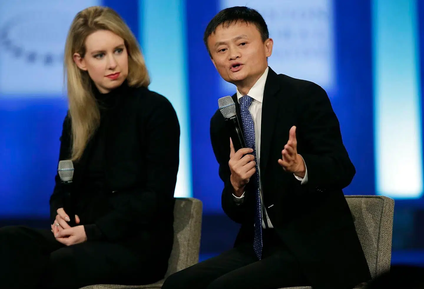 Elizabeth Holmes sammen med den kinesiske internetmastrodont Alibabas administrerende direktør Jack Ma under Clinton Global Initiative-konferencen i 2015.