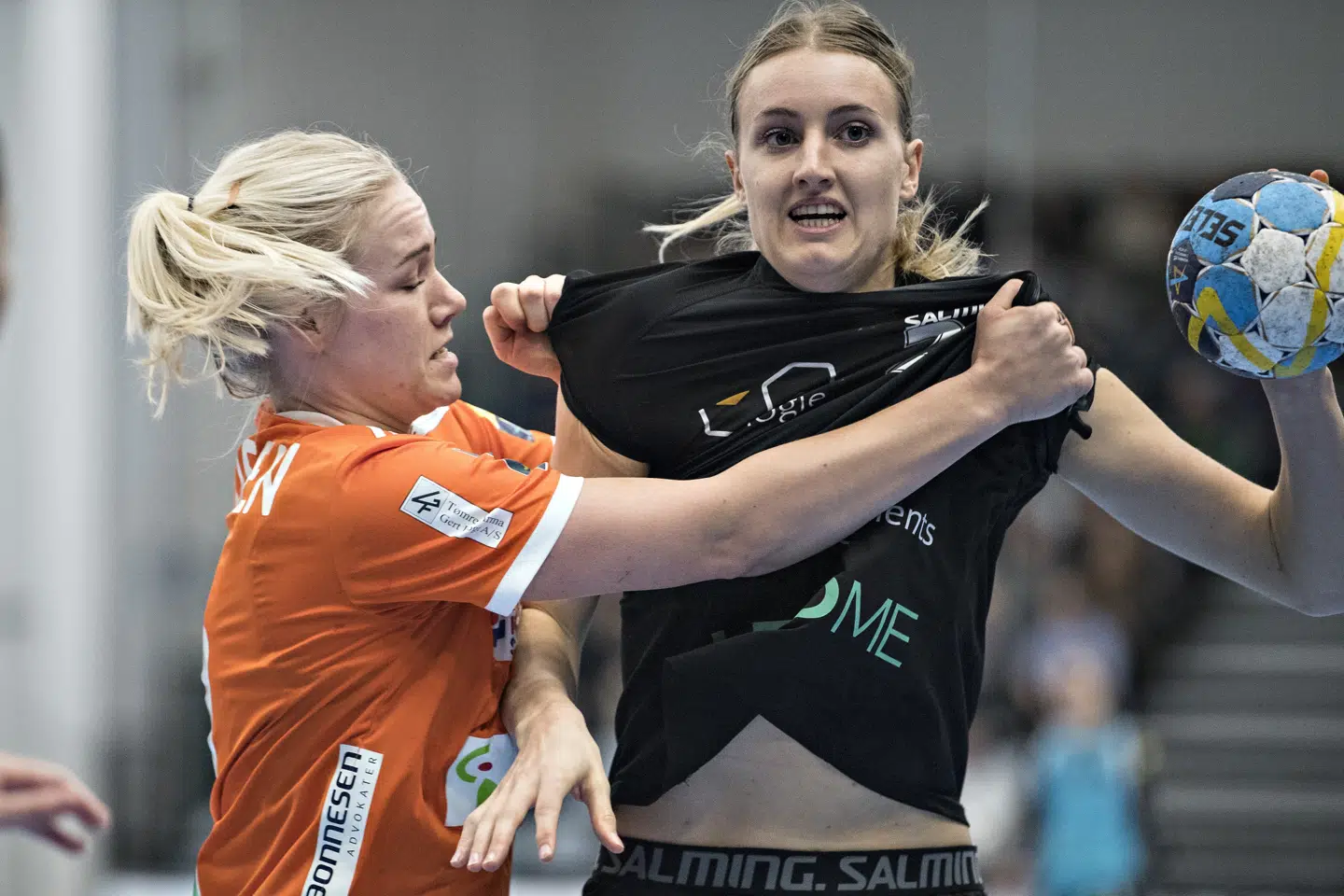 Susanne Madsen (tv.) og resten af Odense-holdet kæmpede hårdt i fraværet af fire landsholdsspillere i Champions League-kampen hjemme mod København Håndbold. Her har Madsen godt fat i Kelly Dulfer. Claus Fisker/Ritzau Scanpix