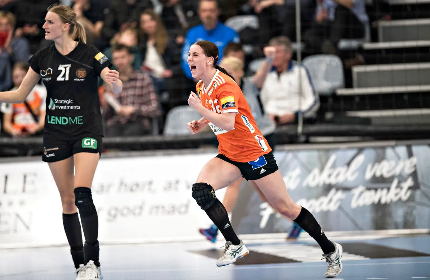 Mie Højlund (Odense HC - 32) jubler mens Kelly Dulfer (København Håndbold - 21) slår ud med armene. Håndbold Kvinder. Women's EHF Champions League. Odense Håndbold - København Håndbold Lørdag den 2 Marts 2019.. (Foto: Claus Fisker/Ritzau Scanpix)