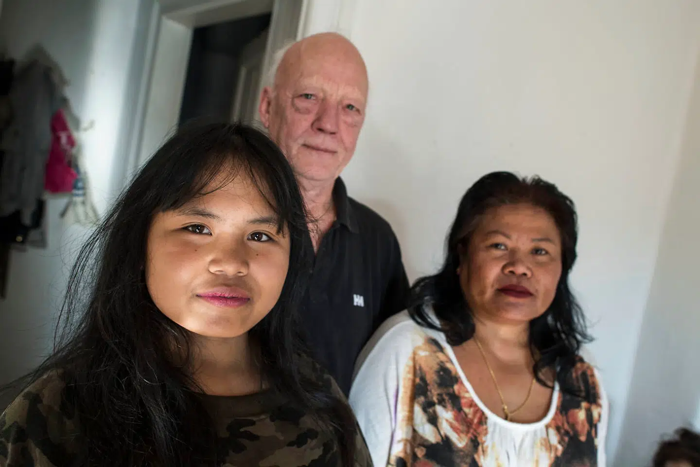 Poy sammen med sin thailandske mor og danske papfar.
