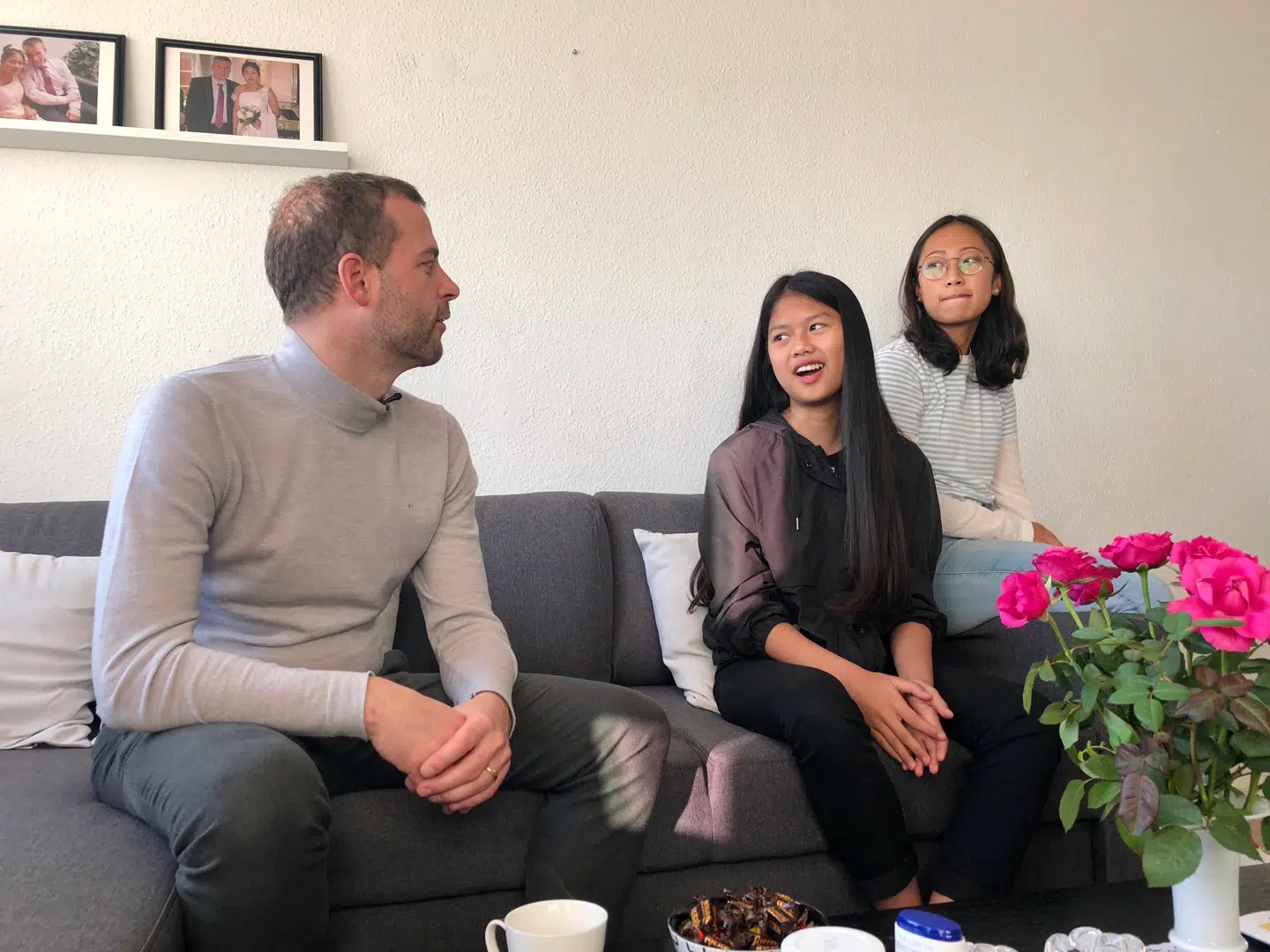 Aphinya fik sidste år besøg af Radikale Venstres politiske leder. Her fortalte hun, at hun føler sig om et papir på et skrivebord, som man bare kan krølle sammen og smide ud.