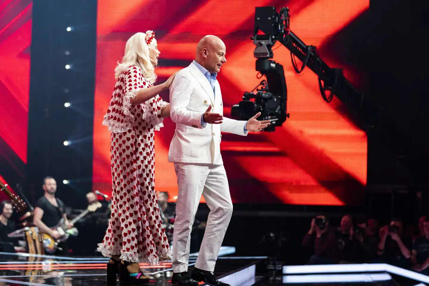 Sofie Linde smider Thomas Blachman ned fra scenen da han vil give et dødskys til den deltager, der skal sige farvel til X Factor. Martin Sylvest/Ritzau Scanpix