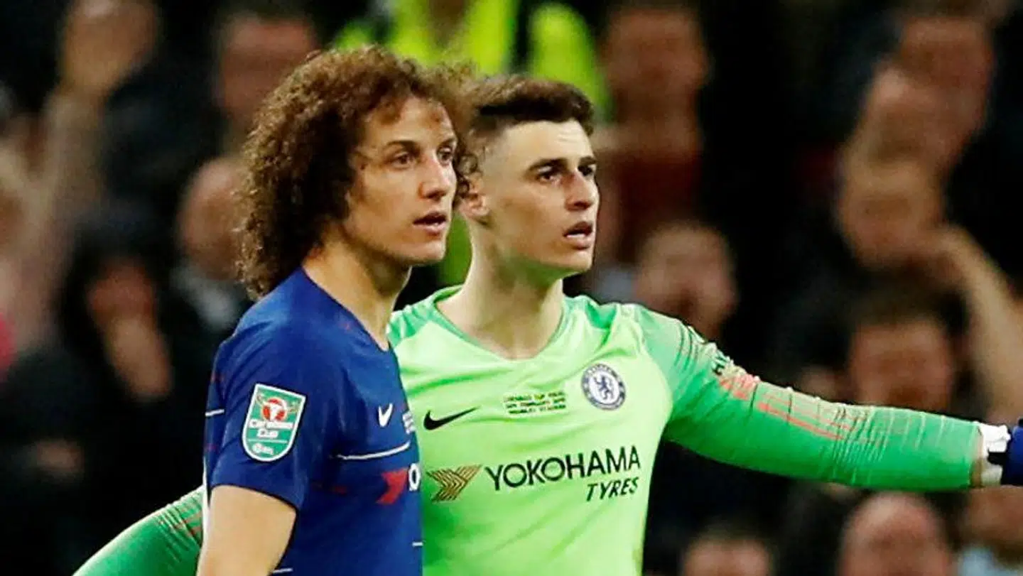 Kepa Arrizabalaga og David Luiz på banen i en længere diskussion med Maurizio Sarri.
