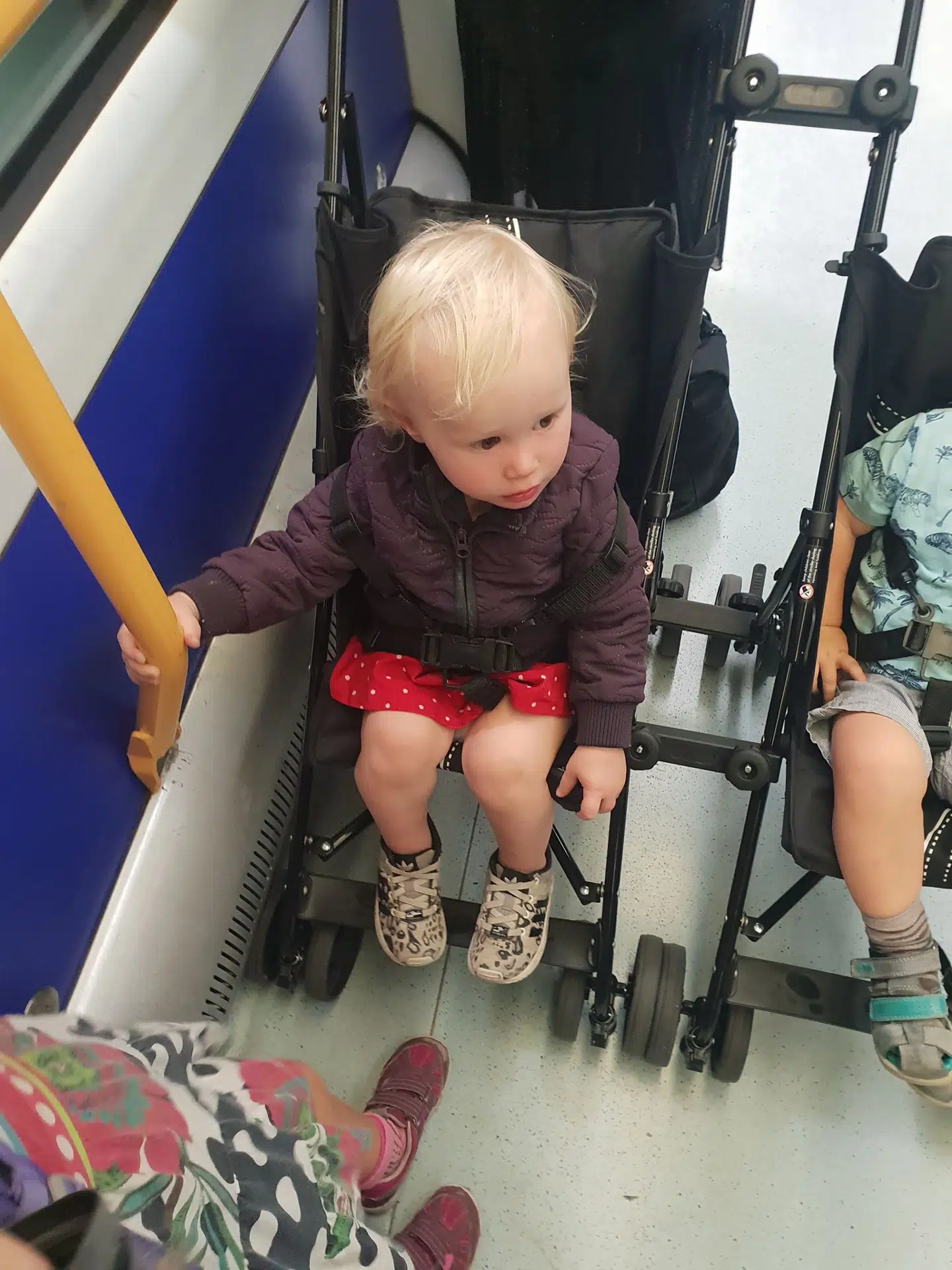 Etårige Kaya fik sin første bøde på tur med mormor i metroen.