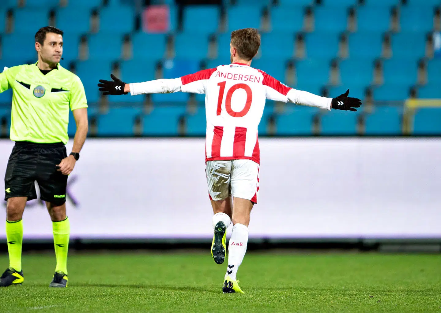 AaB's Lucas Andersen jubler over sin scoring på frispark til 2-0 i Superliga-kampen mellem AaB og Sønderjyske 22. februar 2019.