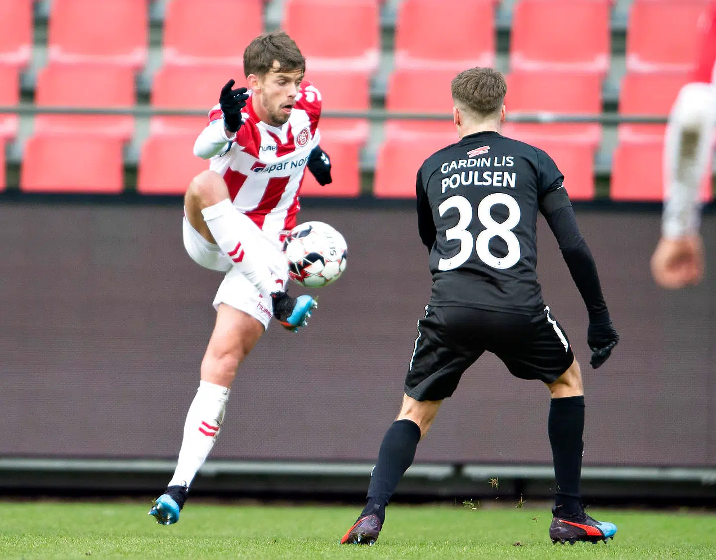 AaB's Lucas Andersen i duel mod Randers FC's Nicolai Poulsen.