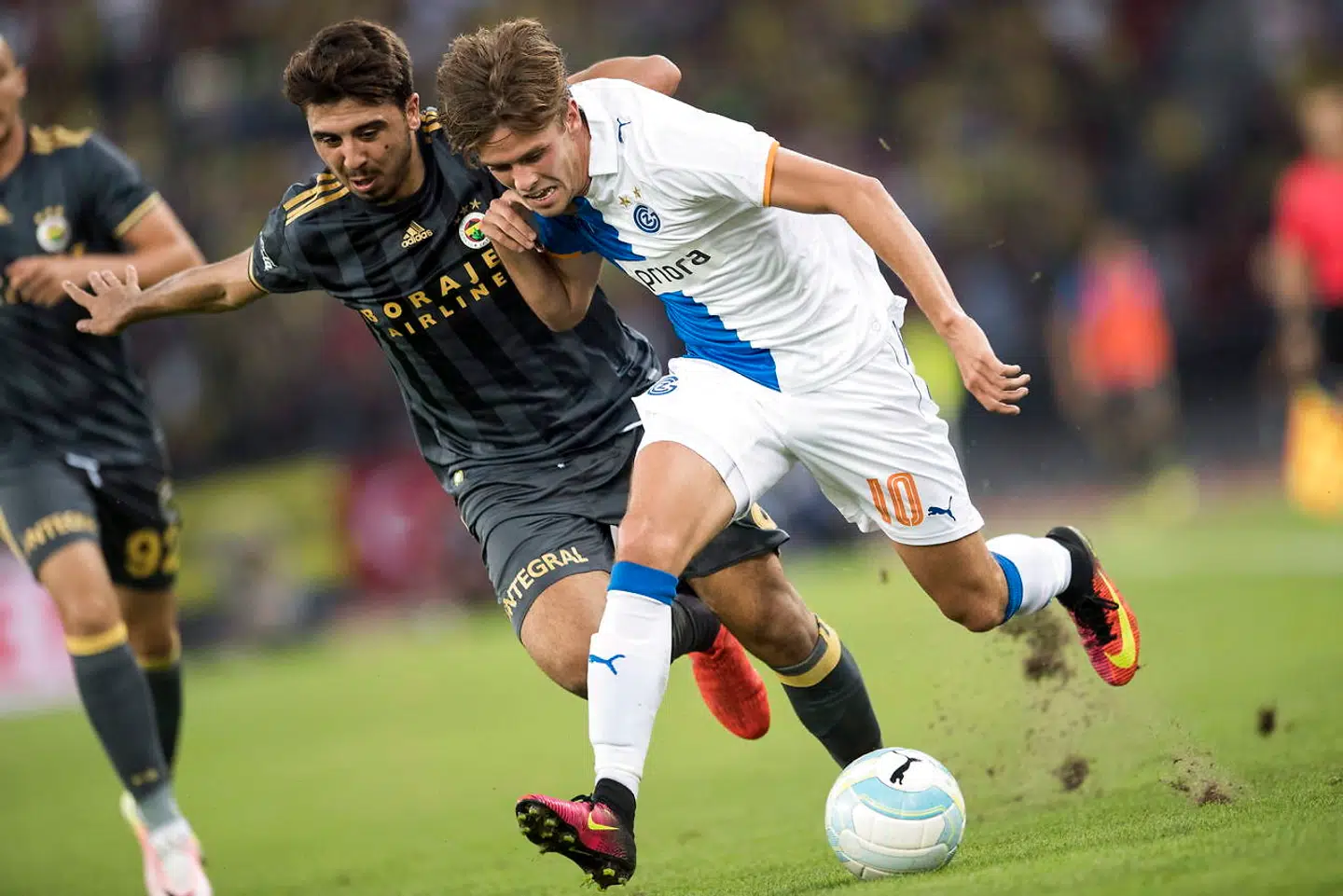 Lucas Andersen i aktion for Grasshoppers i en kamp i Europa League-kvalifikationen mod Fenerbahce.