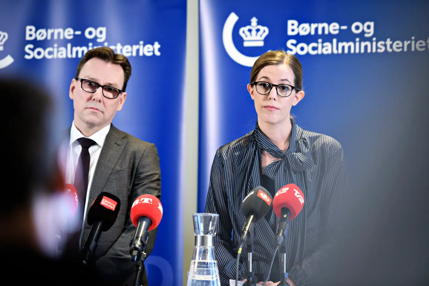 Børne- og socialminister Mai Mercado og hendes depratementschef Jens Strunge Bonde tager Kammeradvokatens konklusion om, at ingen kan gøres ansvarlige for, at Britta Nielsens svindel kunne lade sig gøre 'til efterretning'.