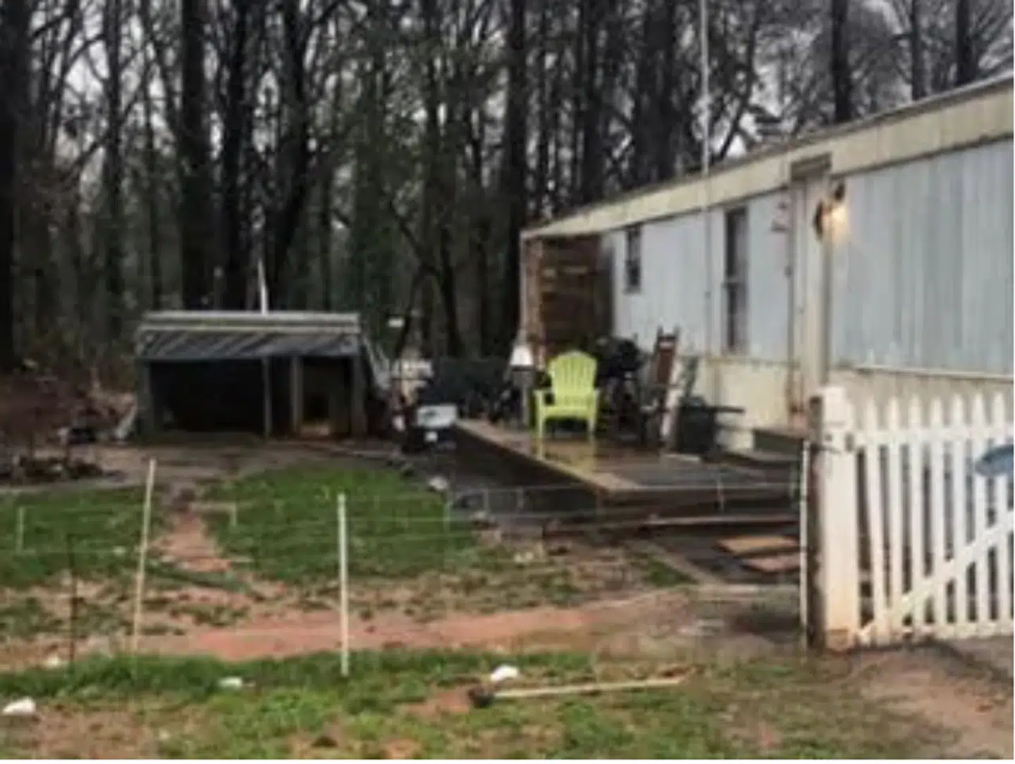 Det var her i denne forhave, at Nancy Cherryl Burgess-Dismuke blev overfaldet af sine hunde.