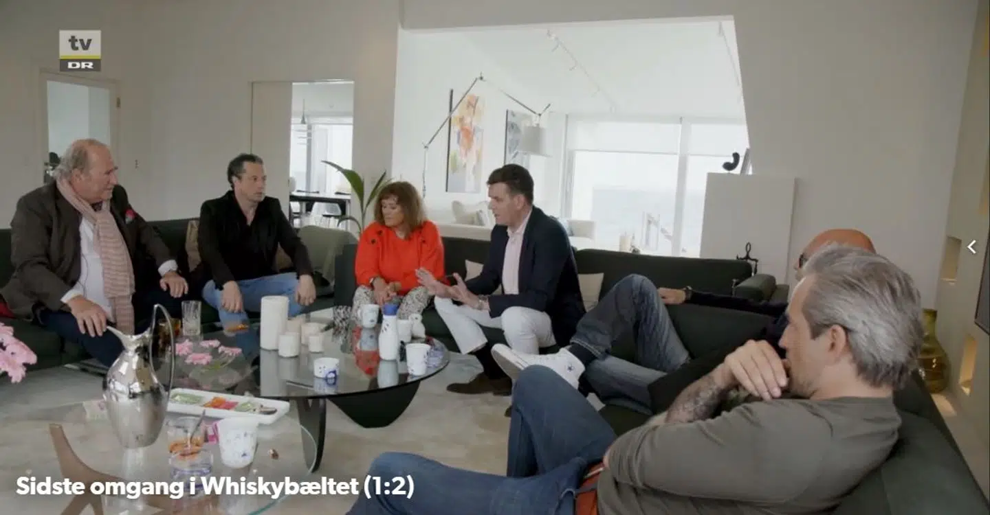 Steen Svartzegren styrer samtalerne om alkohol med en lang række kendisser i dokumentaren 'Sidste omgang i Whisky-bæltet', som blev sendt på DR i efteråret. Svartzengren er nummer fire fra venstre.