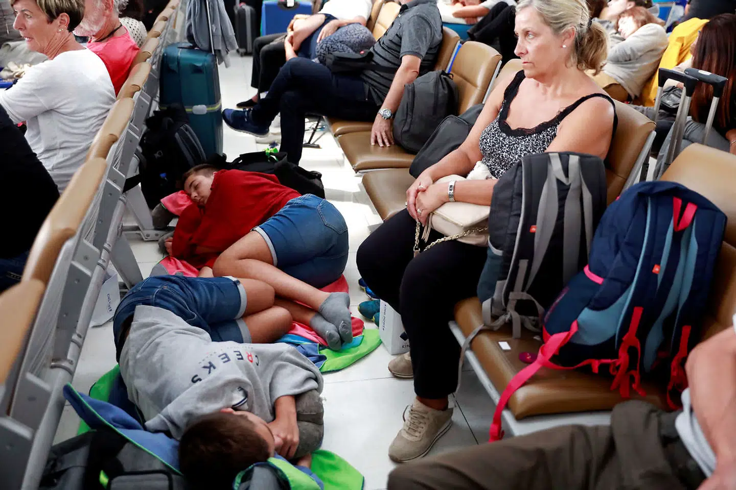Ventetiden er lang for de mange turister i lufthavnen.
