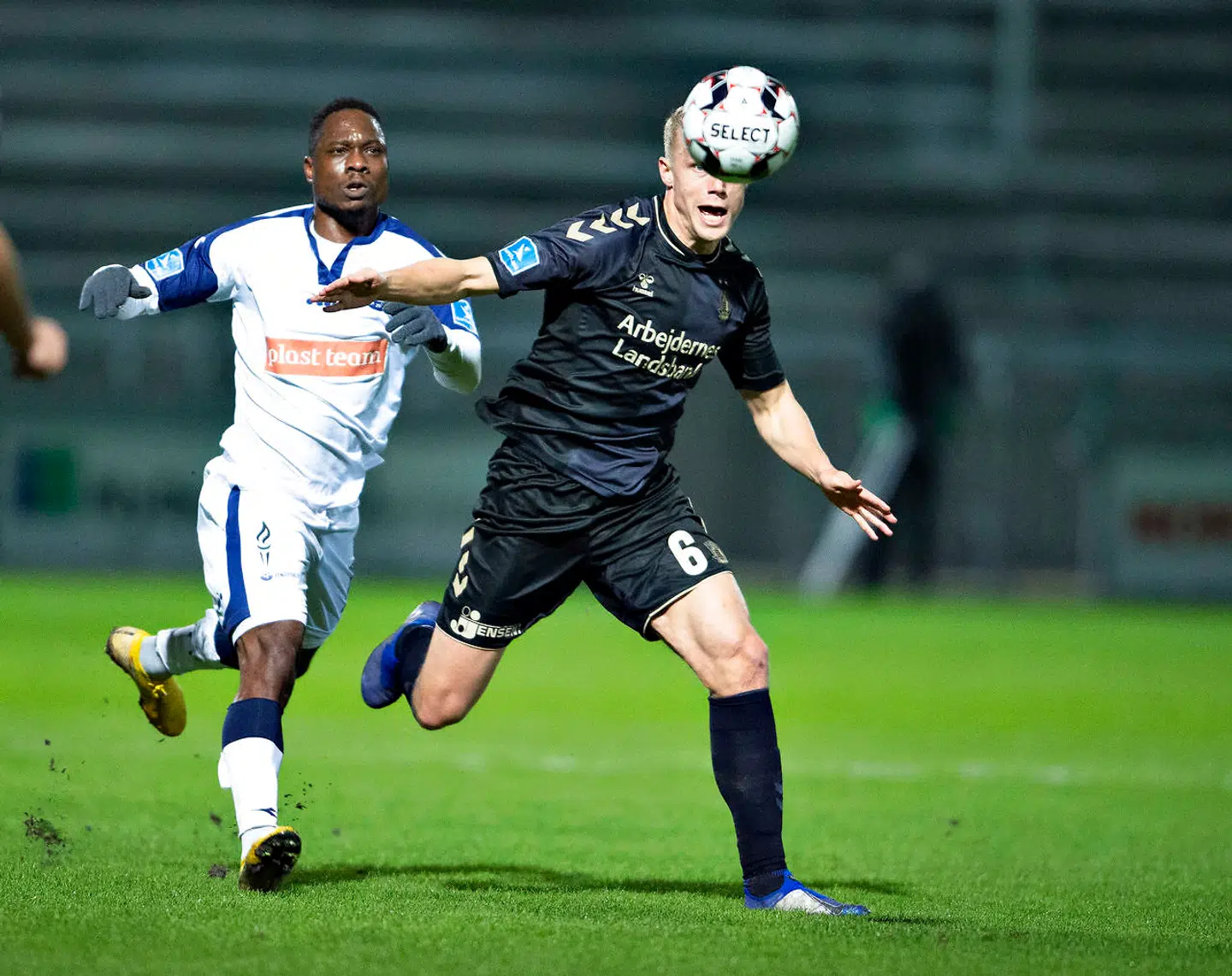 Emmanuel Ogude, til venstre, gjorde sig positivt bemærket i pokalkvartfinalen mellem Vendsyssel FF og Brøndby IF. Her ses han i duel med Brøndbys Hjörtur Hermannsson.