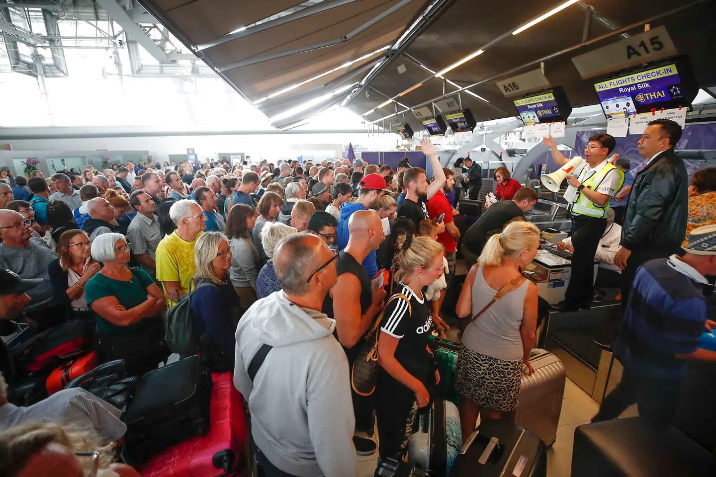 Der var kaotiske forhold i området omkring check-in i Bangkok Lufthavn torsdag.