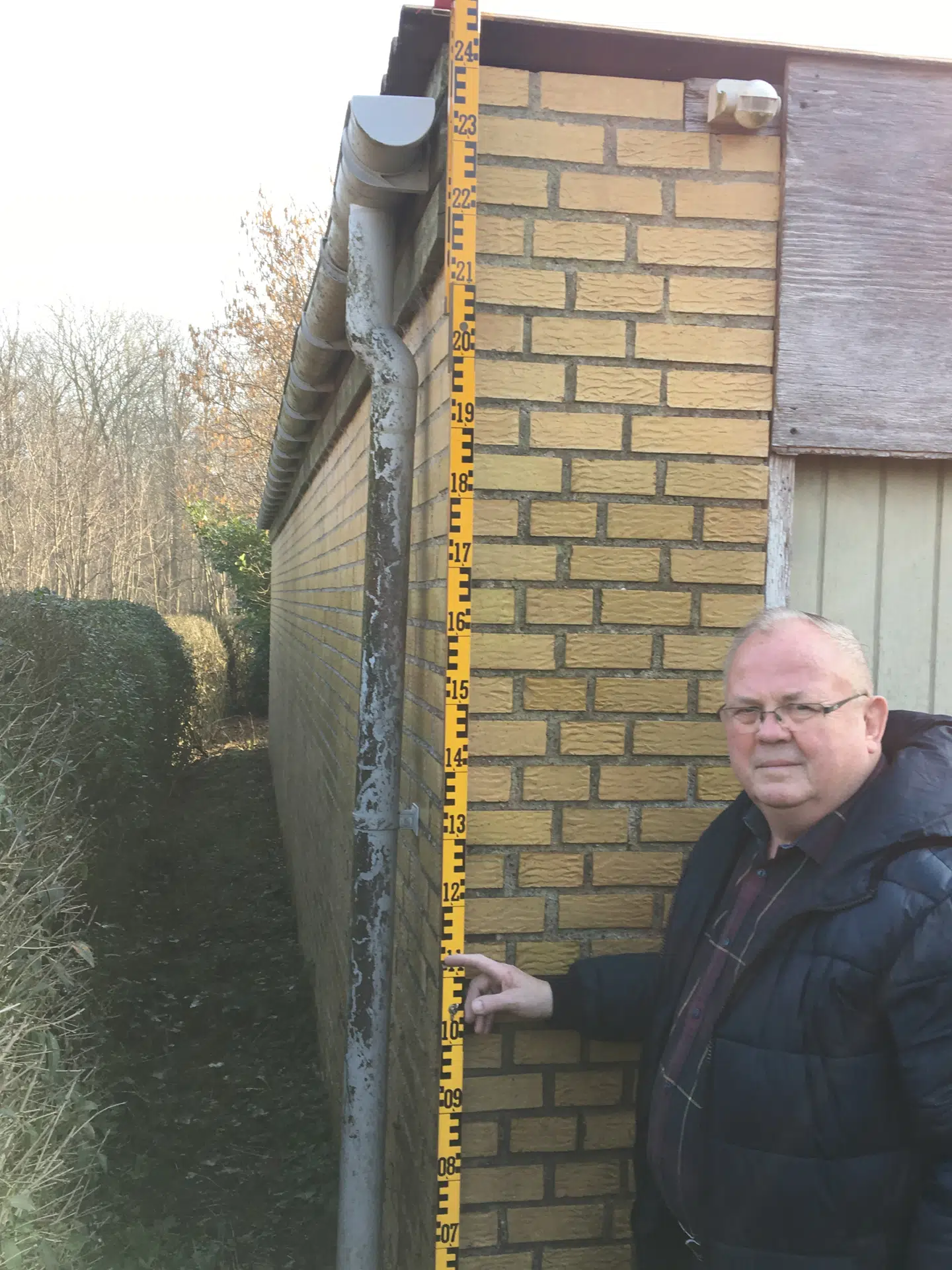 Preben Dele er dømt i både byretten og landsretten for ikke at efterkomme et påbud om at sænke sin garage- og værkstedsbygning med 23 millimeter. Han føler sig personlig forfulgt og fastholder, at bygningen aldrig har overskredet det tilladte, og forsøger nu som sin sidste mulighed at føre sagen ved Menneskerettighedsdomstolen i Strasbourg.Foto: Jens Anton Havskov