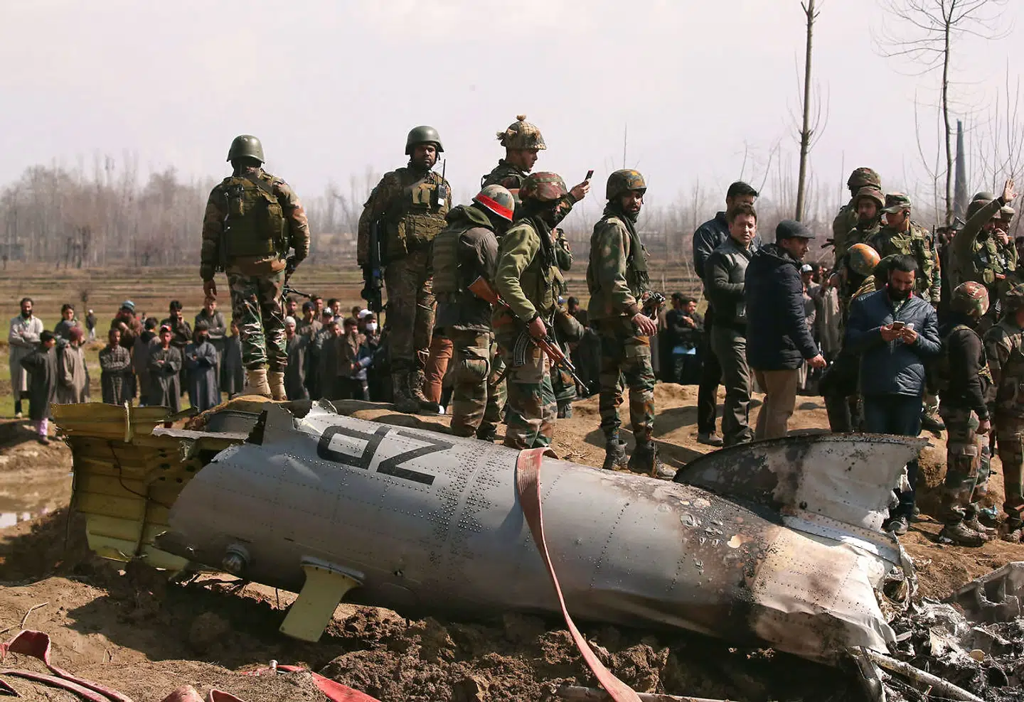 Indiske soldater står ved vraget af en helikopter, der styrtede ned i Kashmir-området onsdag.