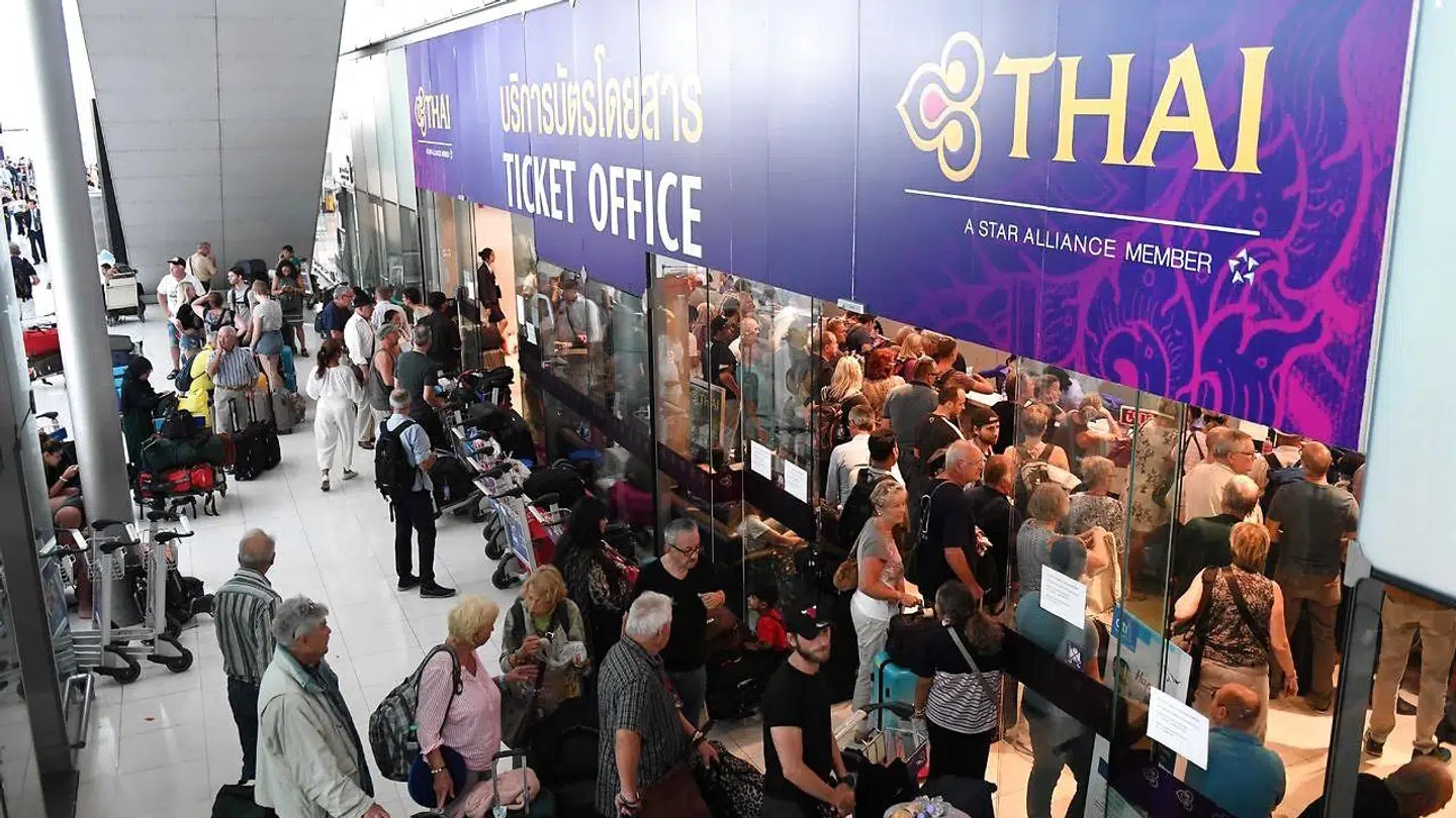 Flere tusinde passagere er strandet i lufthavnen i Bangkok, fordi Pakistan har lukket sit luftrum. Derfor har Thai Airways aflyst alle fly til Europa.