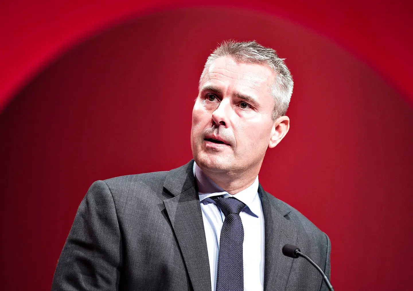(ARKIV) Henrik Sass Larsen på talerstolen under Socialdemokratiets kongres i Aalborg, den 16. september 2017. Mette Frederiksen slår fast, at det ikke er Socialdemokratiets politik at udtræde af internationale konventioner efter markante udtalelser fra Henrik Sass. Det skriver Ritzau, torsdag den 8. november 2018.. (Foto: Henning Bagger/Ritzau Scanpix)