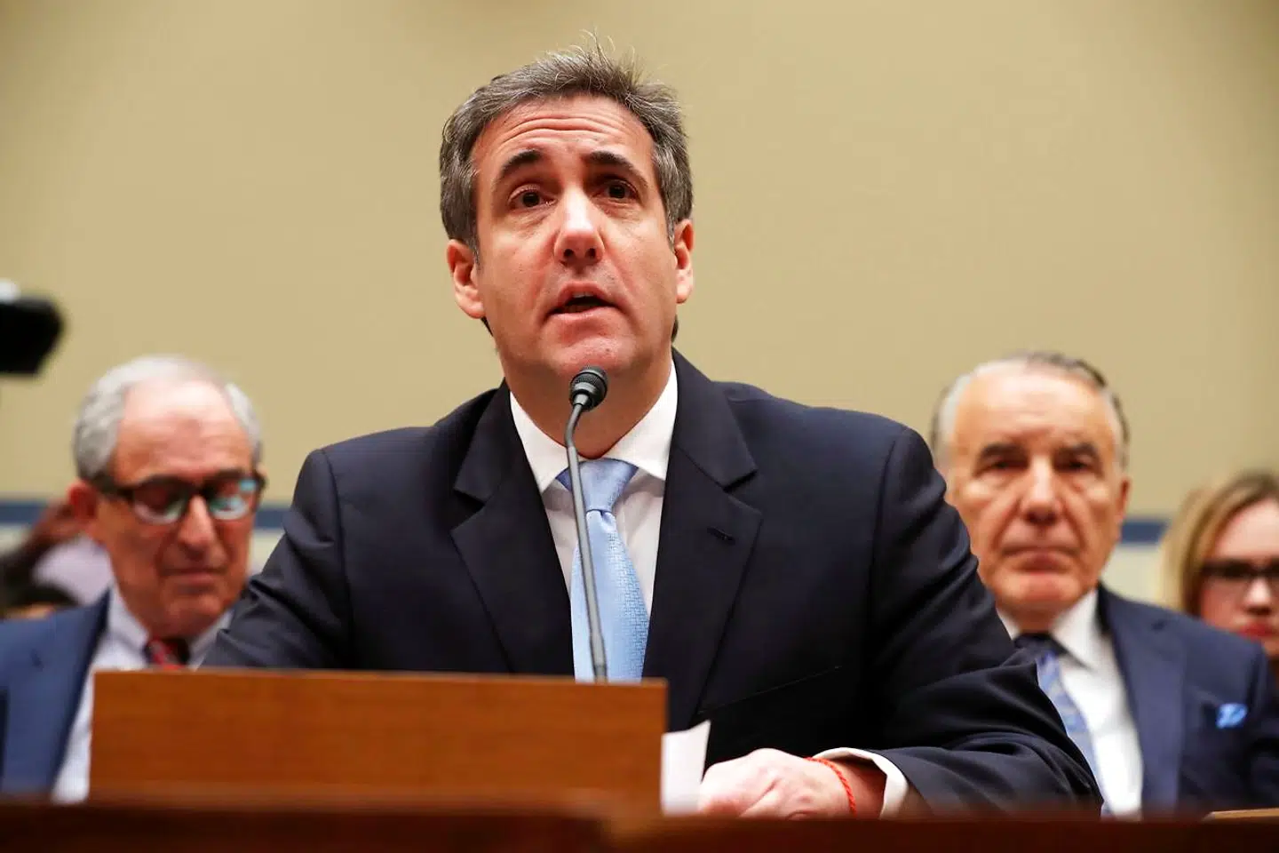 »Jeg har fikset ting for præsidenten. Men jeg er ikke længere præsidentens fixer,« sagde Michael Cohen. MIllioner af amerikanske tv-seere fulgte med, da Donald Trumps forhenværende advokat onsdag blev afhørt af den amerikanske kongres.