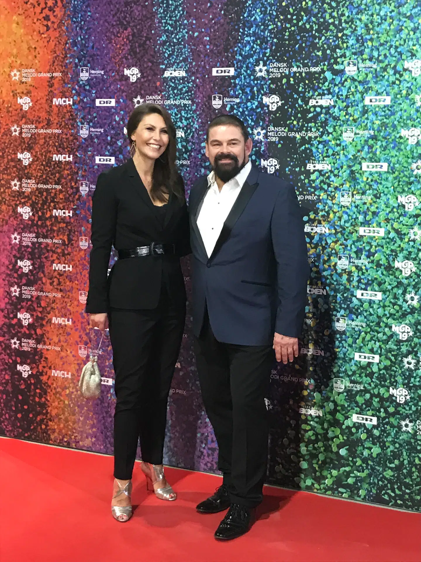 Her ses Stig Rossen med hustruen Nina på den røde løber til Dansk Melodi Grand Prix lørdag i Herning.