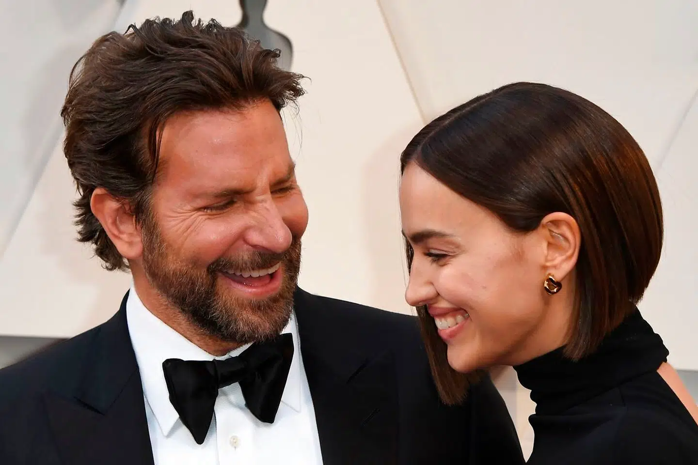 Bradley Cooper og Irina Shayk så - trods de mange rygter - forelskede ud på den røde løber ved årets Oscar-show.