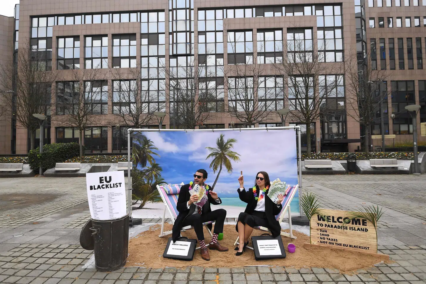 Skattely er et problem i syv EU-lande, påpeger et udvalg ledet af Jeppe Kofod (S) i EU-Parlamentet. Oxfam lavede i 2017 (billedet) en demonstration foran EU-institutionerne i Bruxelles for at sætte fokus på problematikken. Emmanuel Dunand/Ritzau Scanpix