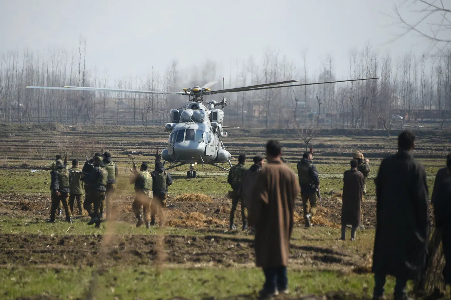 Indiske soldater i Kashmir-regionen, hvor en indisk militærhelikopter er landet. Tauseef Mustafa/Ritzau Scanpix