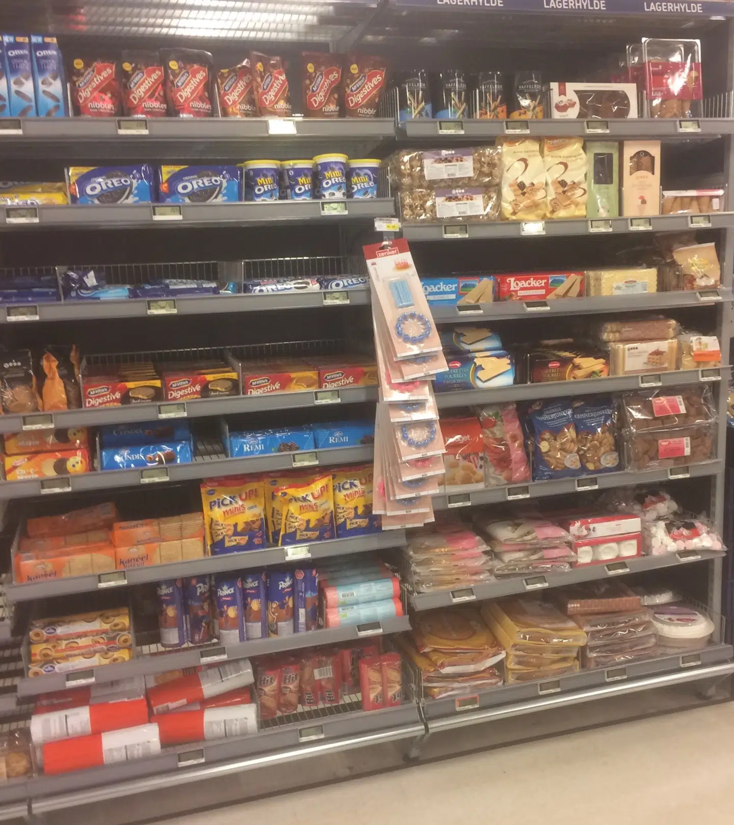 Salget af pynt til kager bliver boostet af at hænge ved kiks og kager.
