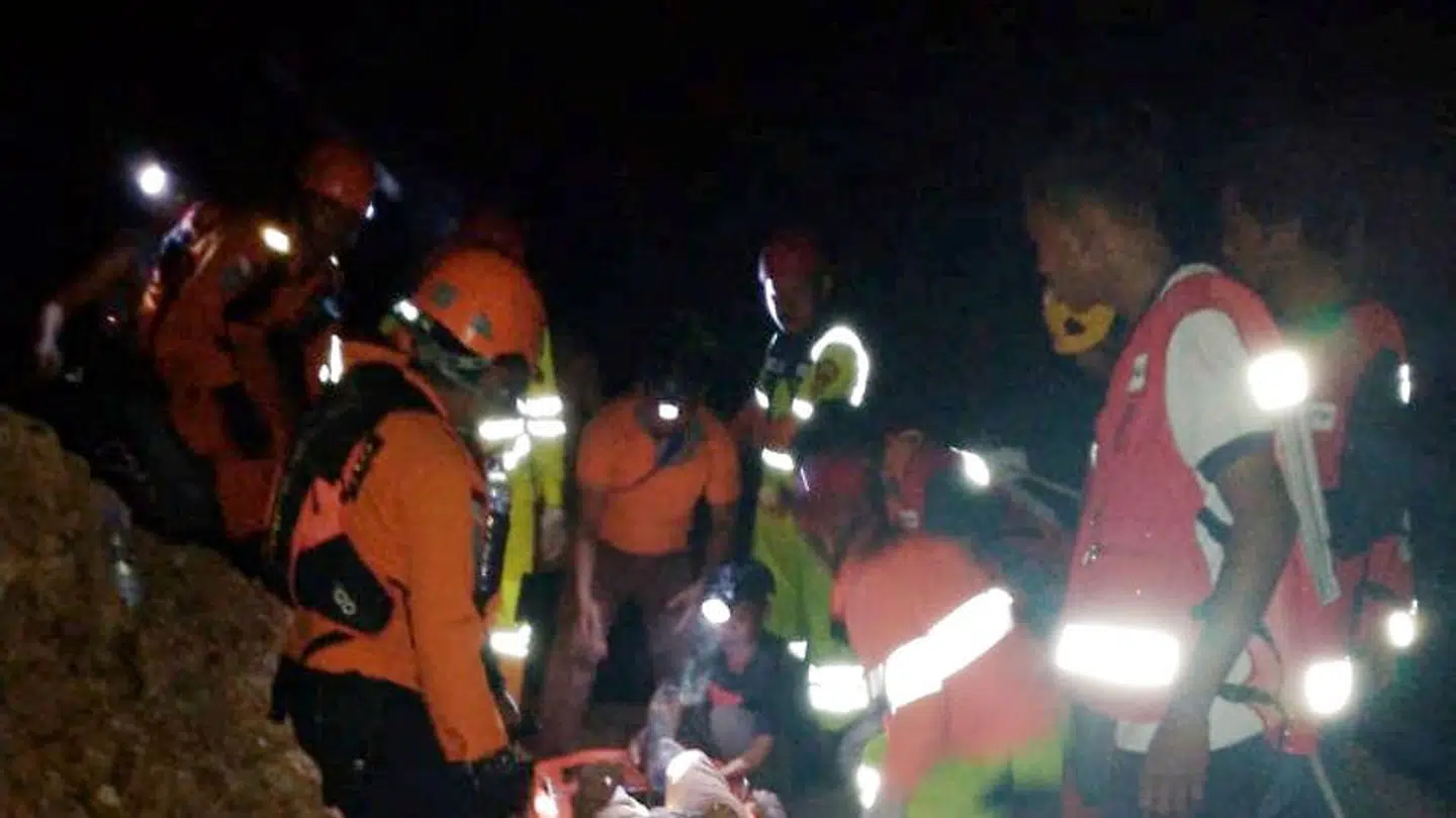 En mand bliver reddet ud af den ulovlige nedstyrtede guldmine på den indonesiske ø Sulawesi.