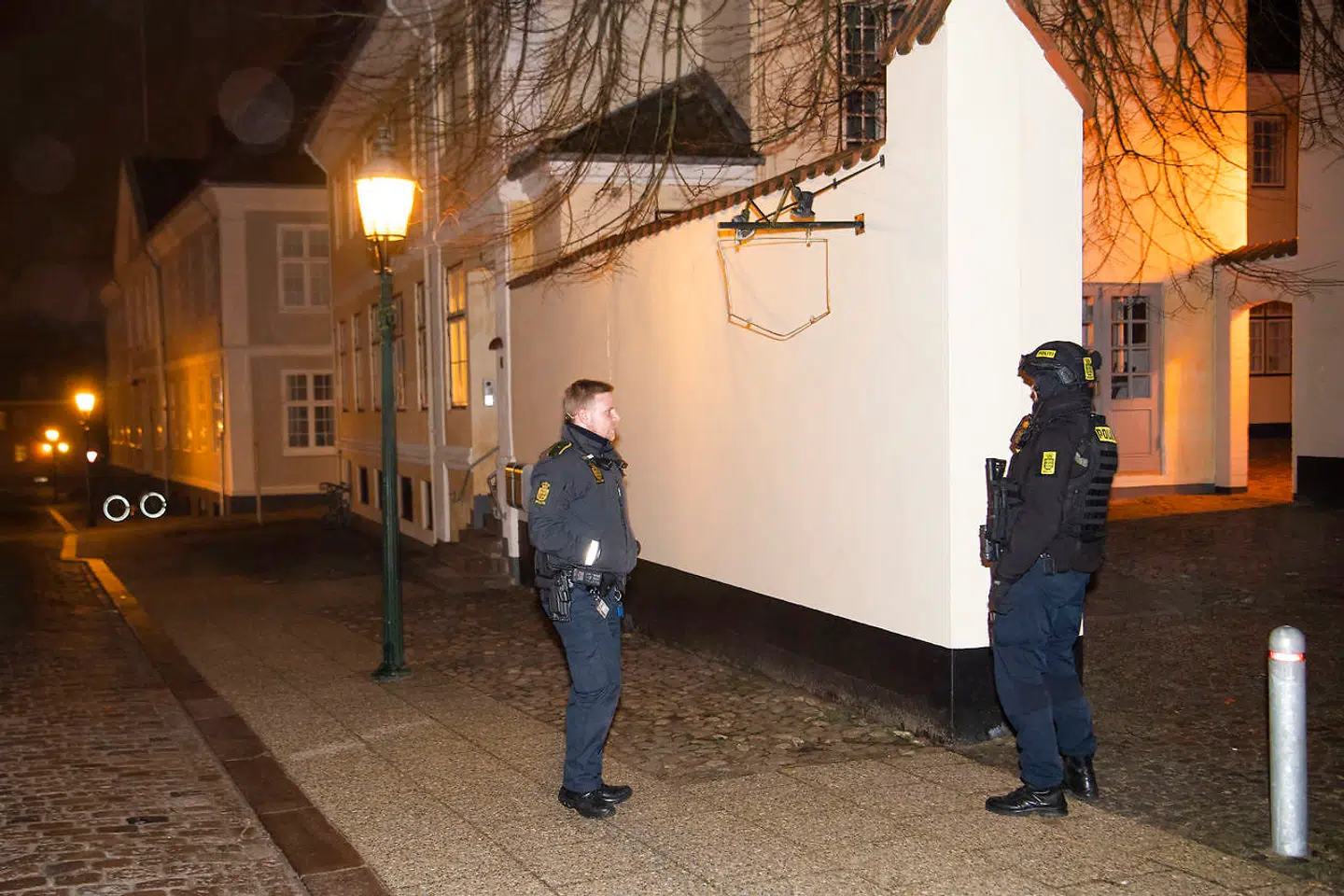 Bevæbnet politi er til stede ved justitsminister Søren Pape Poulsens hjem i Viborg. Billedet er taget søndag den 24. februar 2019. (Foto: Bo Amstrup/Ritzau Scanpix)