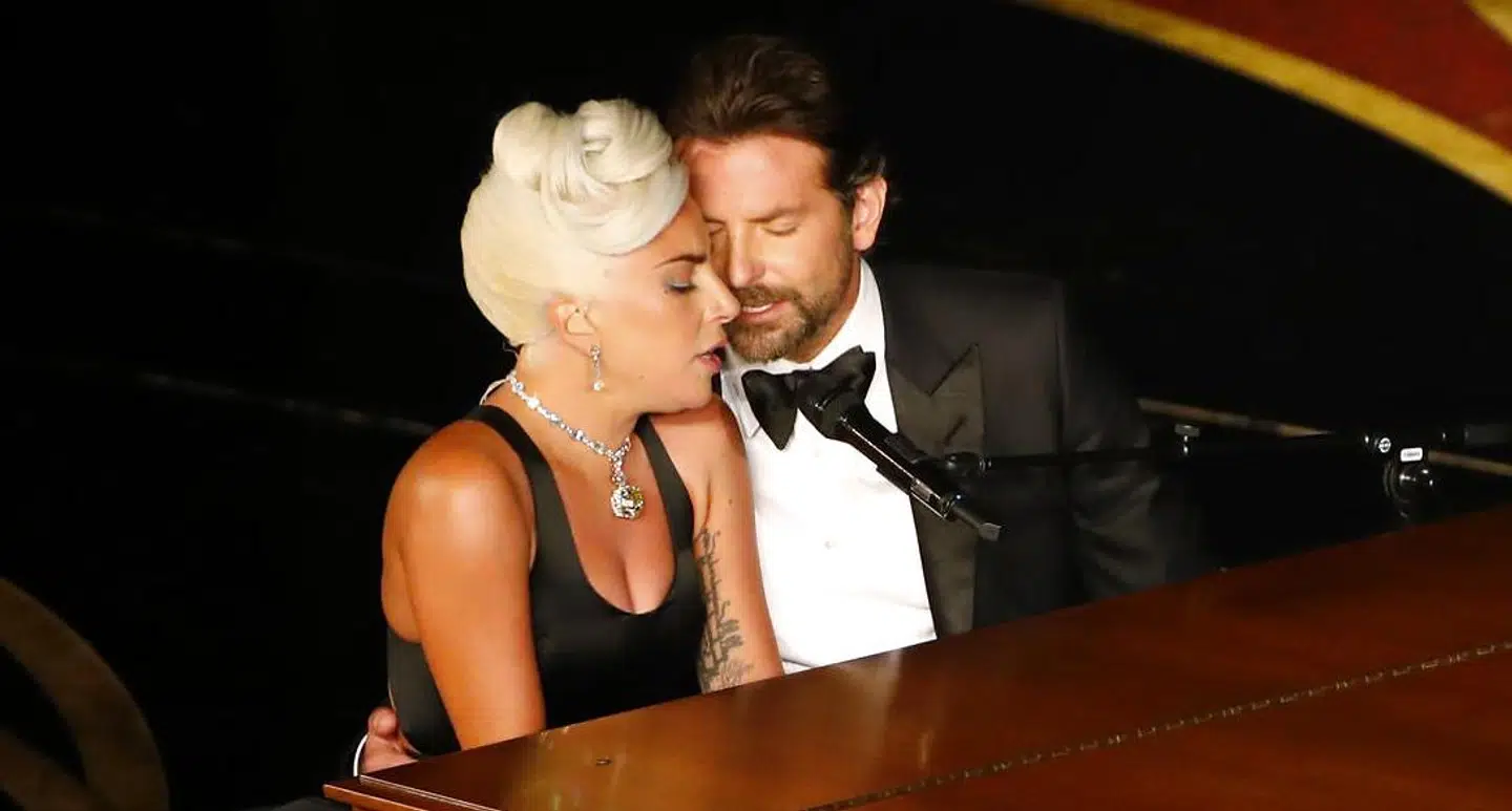Lady Gaga og Bradley Cooper sad helt tæt ved pianoet, mens de sang duetten 'Shallow'.