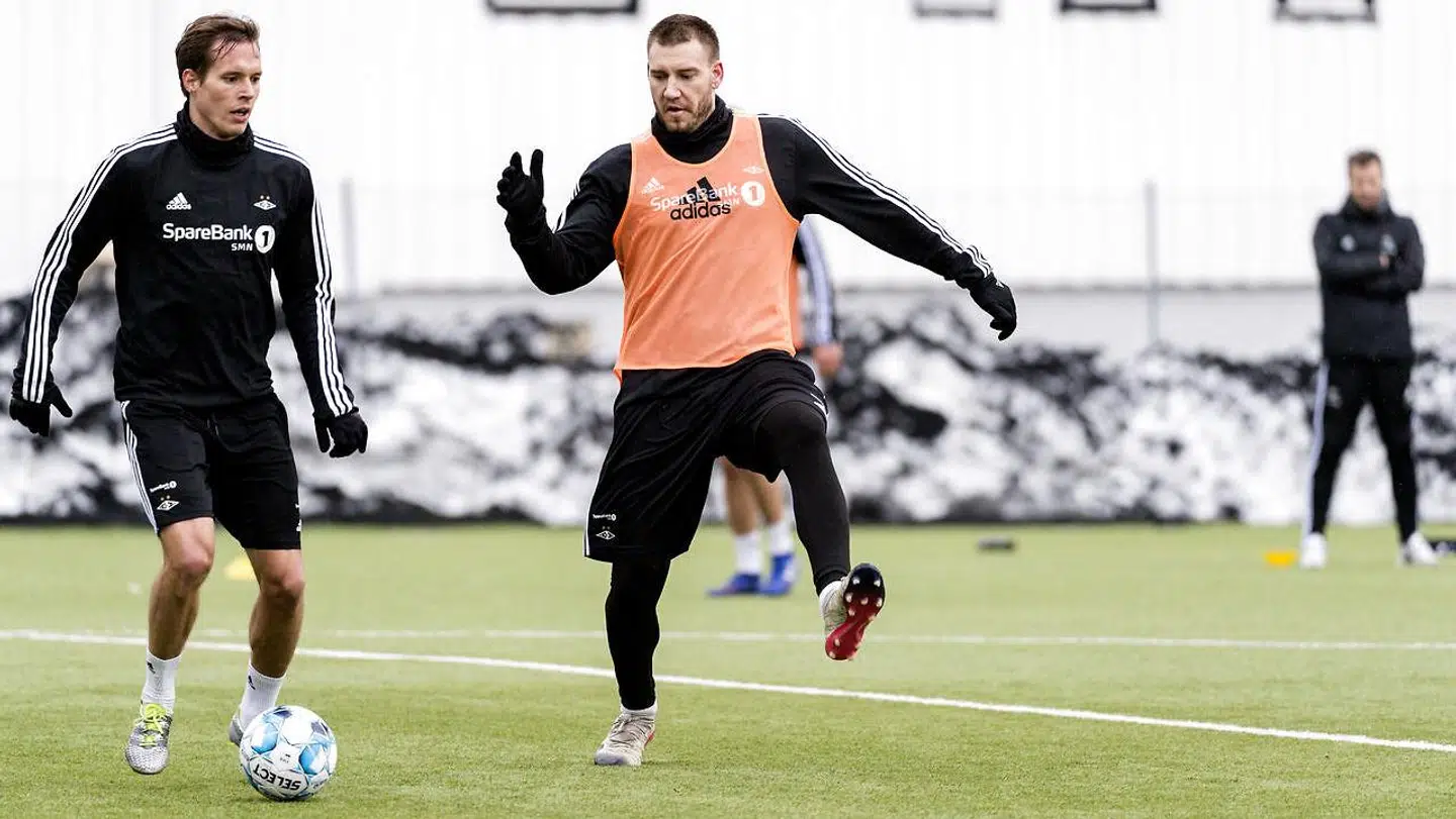 Nicklas Bendtner var tilbage på træningsbanen i Norge mandag formiddag.