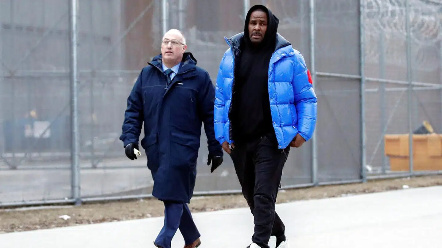 Her ses R. Kelly forlade fængslet i Chicago med sin advokat Steve Greenberg.