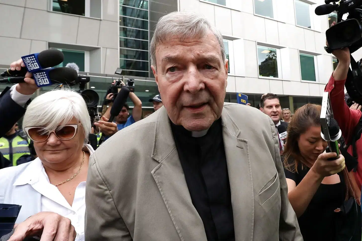 George Pell forlader retten i Victoria, Australien, efter han er blevet kendt skyldig i seksuelle overgreb på mindreårige kordrenge for 22 år siden.