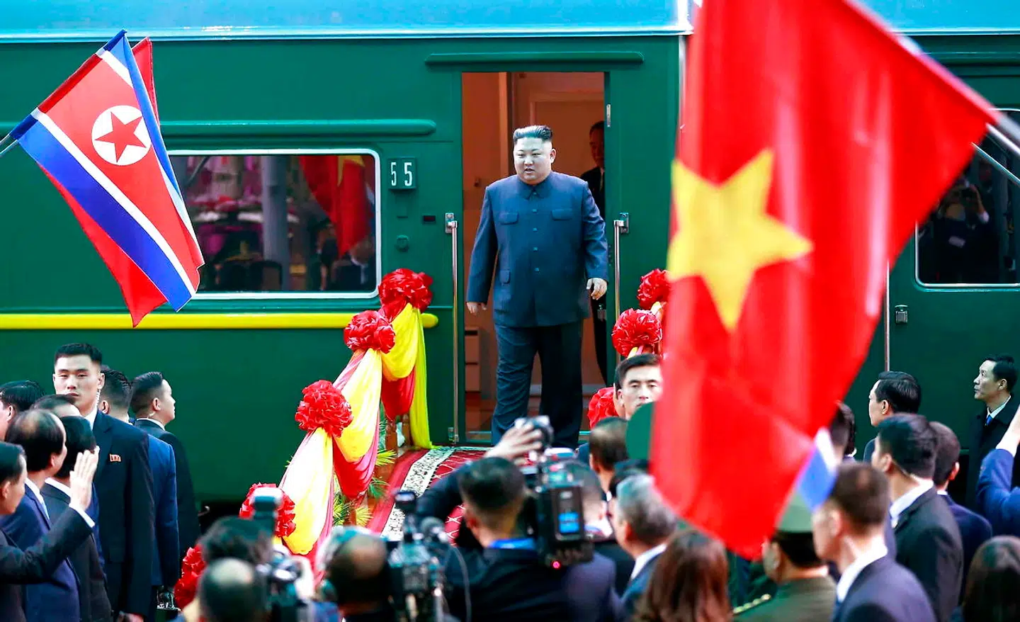 Nordkoreas leder Kim Jong-un bliver budt velkommen på togstationen i Hanoi, hvor han tirsdag skal mødes med den amerikanske præsident Donald Trump.